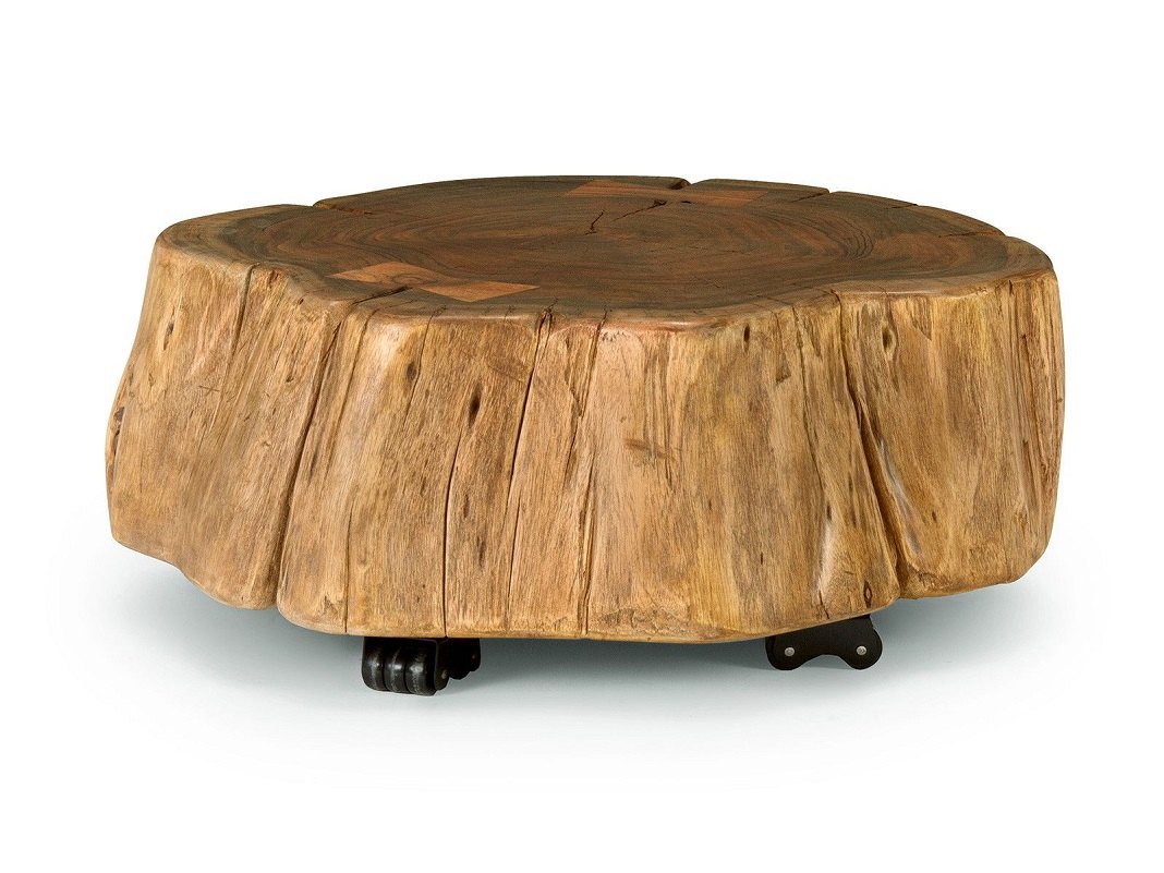 Holzblock-Tisch mit Baumkante